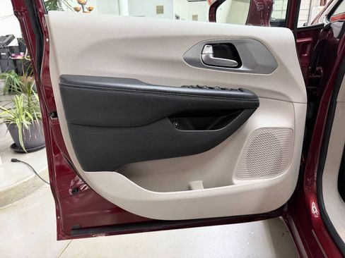 Used 2017 Chrysler Pacifica Platinum FWD image 10