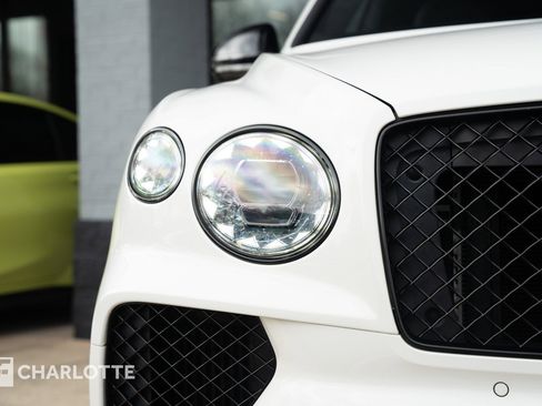 Used 2024 Bentley Bentayga image 3