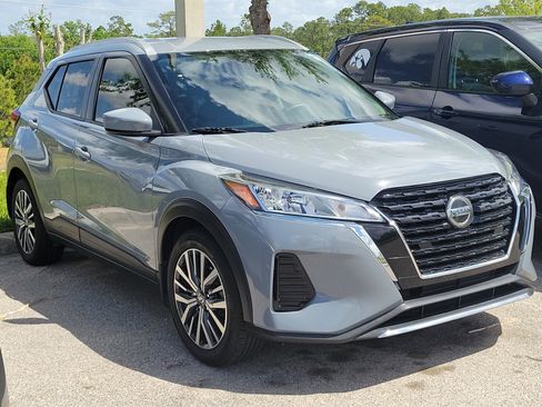 Used 2021 Nissan Kicks SV image 2