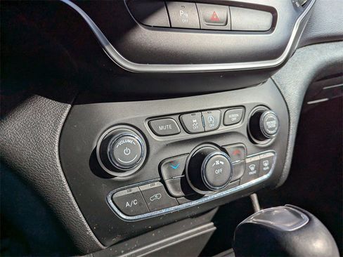 Used 2019 Jeep Cherokee Latitude Plus w/ Cold Weather Group image 24