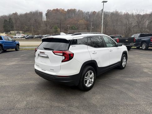 Used 2024 GMC Terrain SLE w/ Driver Convenience Package image 3