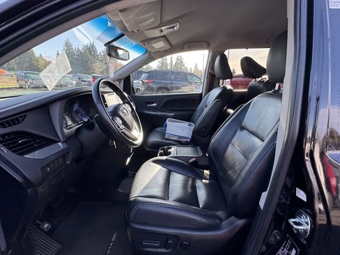 Used 2015 Toyota Sienna SE image 19