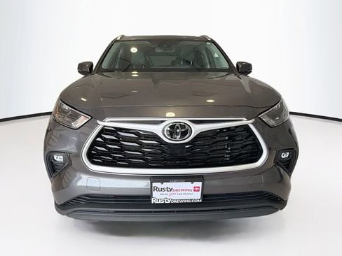 Used 2023 Toyota Highlander XLE AWD/4WD image 2