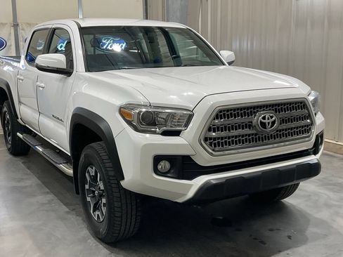 Used 2016 Toyota Tacoma TRD Off-Road w/ Towing Package RWD image 2