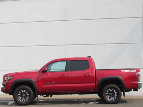 Used 2023 Toyota Tacoma TRD Off-Road AWD/4WD image 4