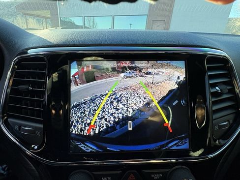 Used 2019 Jeep Grand Cherokee Altitude image 19