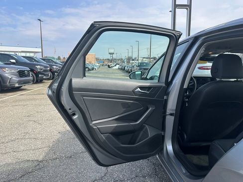 Used 2024 Volkswagen Jetta SE image 9