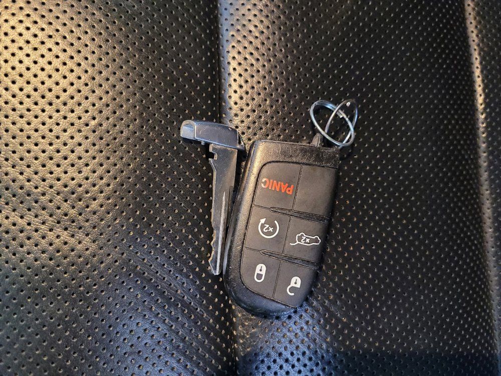 Used 2020 Jeep Grand Cherokee Overland AWD/4WD image 32