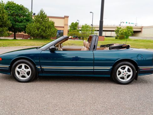 Used 1995 Oldsmobile Cutlass Supreme Convertible FWD image 7