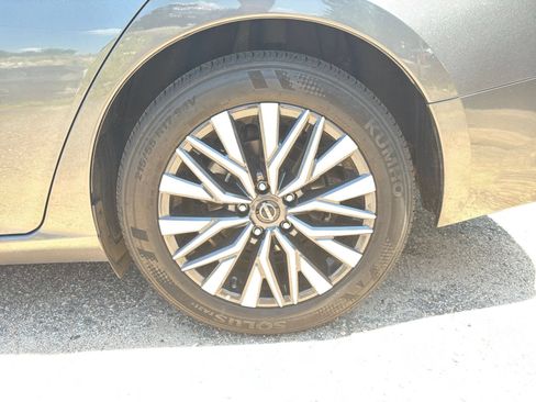 Used 2025 Nissan Altima 2.5 SV FWD image 25