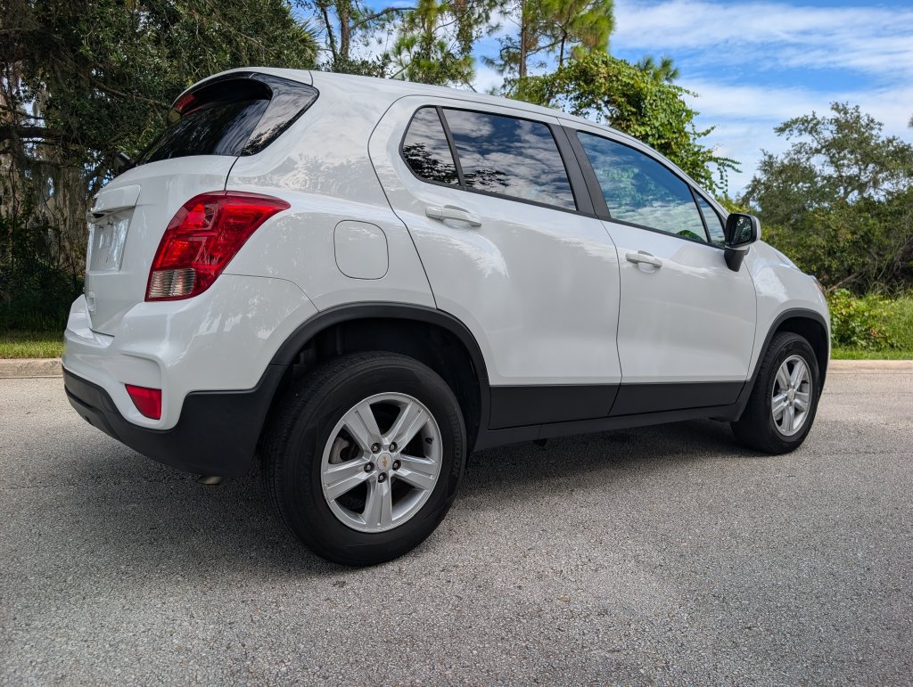 Used 2021 Chevrolet Trax LS w/ Tint and Cruise Package AWD/4WD image 9