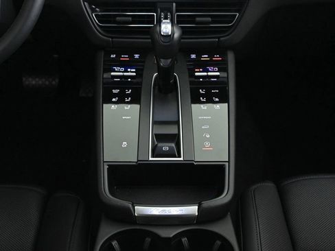 Certified 2024 Porsche Macan AWD/4WD image 16