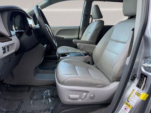 Used 2017 Toyota Sienna XLE image 10