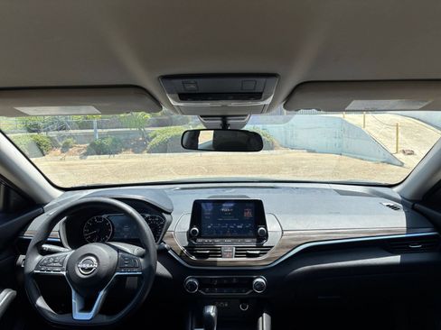 Used 2025 Nissan Altima 2.5 SV FWD image 32