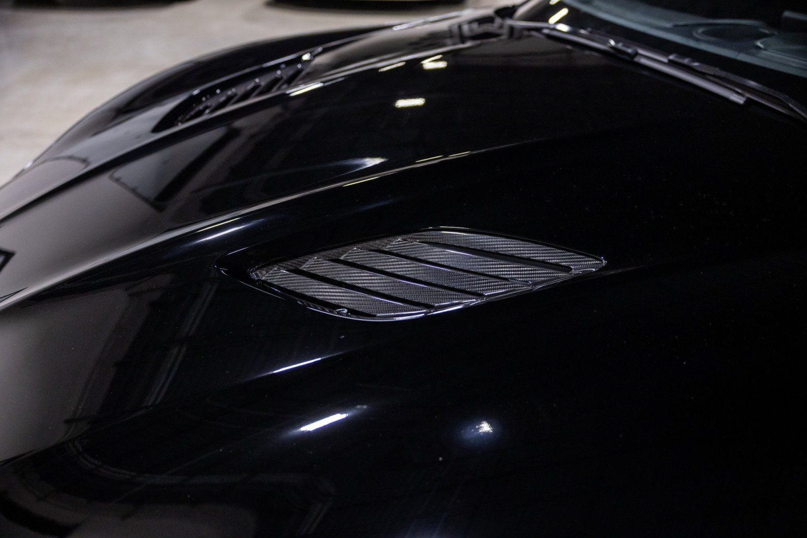 Used 2022 Aston Martin DBS Superleggera RWD image 23