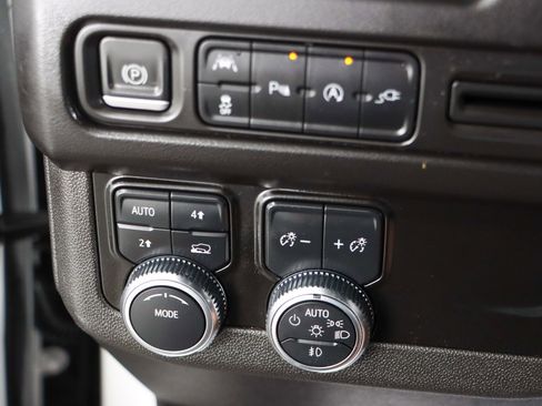 Used 2022 GMC Yukon XL SLE image 22