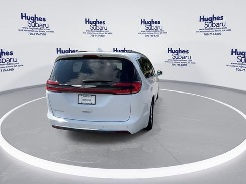 Used 2022 Chrysler Pacifica Touring-L w/ Uconnect Theater Family Group FWD image 9