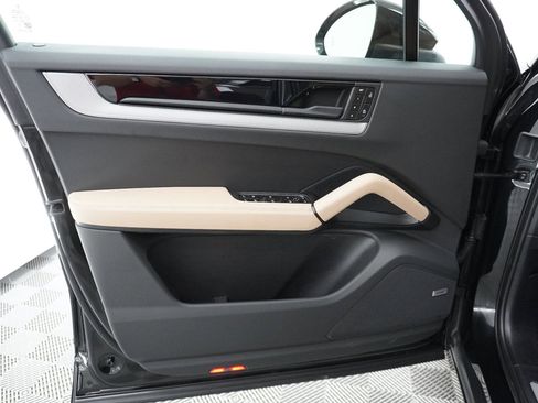 Certified 2025 Porsche Cayenne AWD/4WD image 15