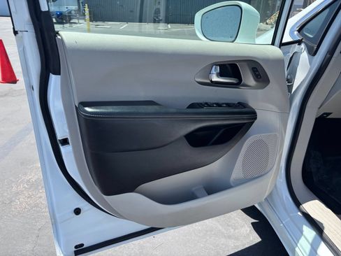 Used 2022 Chrysler Pacifica Touring-L FWD image 18
