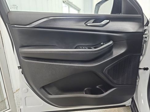 Used 2023 Jeep Grand Cherokee L Altitude image 10