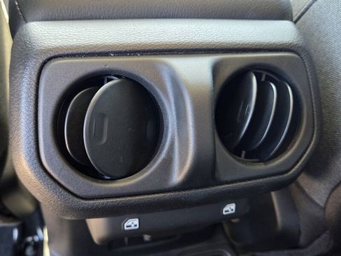 Used 2025 Jeep Gladiator Rubicon AWD/4WD image 13
