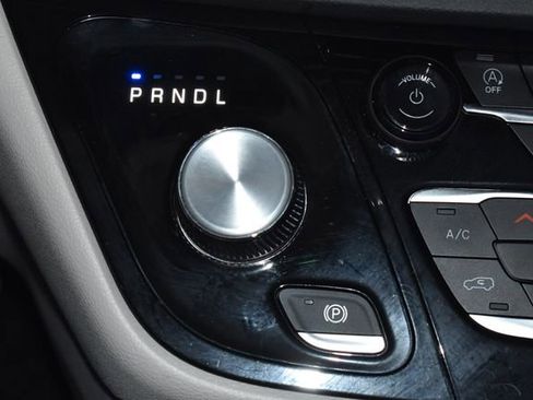 Certified 2024 Chrysler Pacifica Touring-L image 18