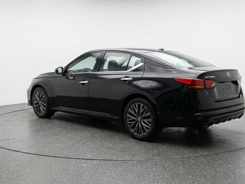 Used 2025 Nissan Altima 2.5 SV FWD image 6