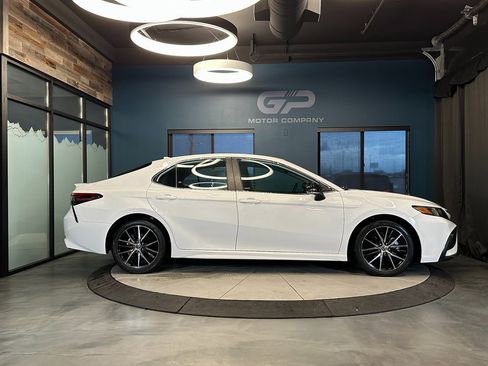 Used 2022 Toyota Camry SE image 2