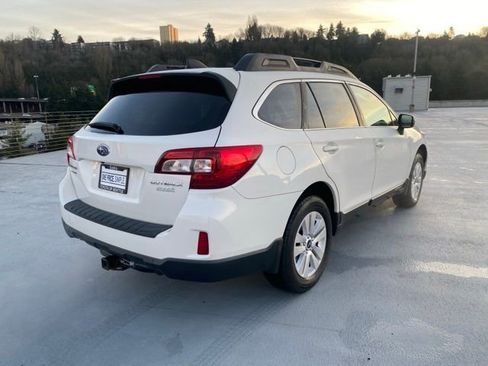 Used 2017 Subaru Outback 2.5i Premium image 6
