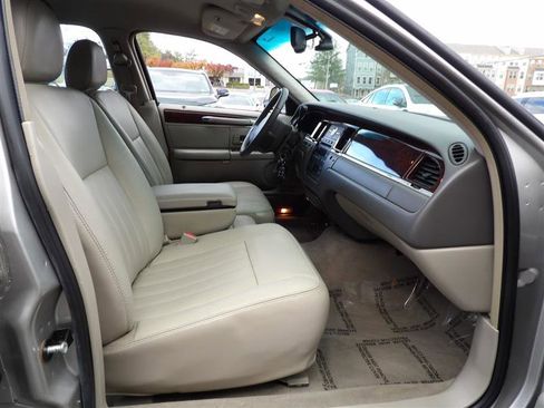 Used 2007 Lincoln Town Car Signature image 15