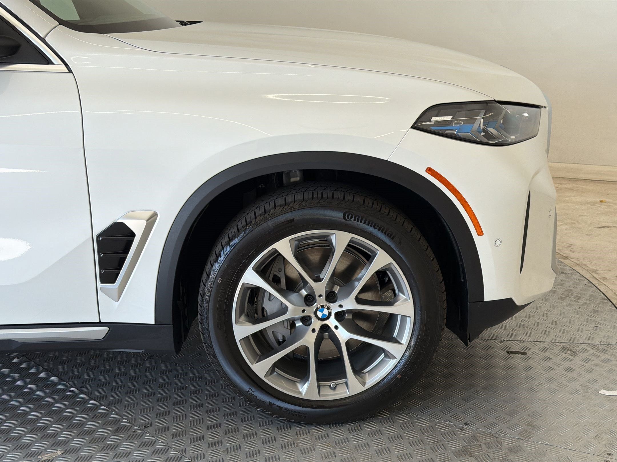 New 2026 BMW X5 xDrive50e w/ Climate Comfort Package AWD/4WD image 13