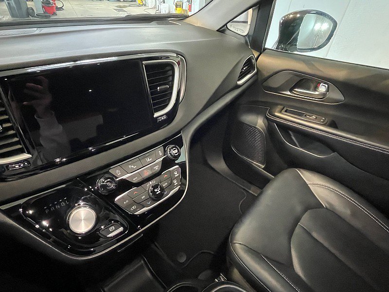 Used 2026 Chrysler Pacifica Select FWD image 11