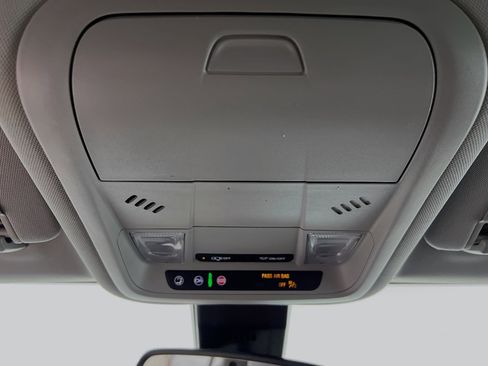 Used 2023 GMC Terrain SLE w/ Elevation Edition image 21