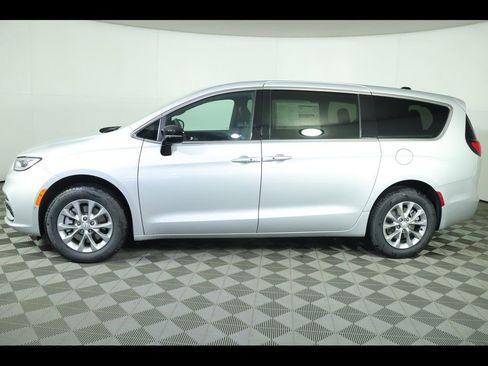 New 2026 Chrysler Pacifica Select image 15