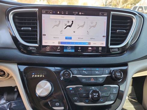 Certified 2023 Chrysler Pacifica Touring-L image 16