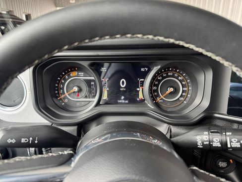Used 2025 Jeep Wrangler Sahara image 37