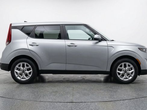 Used 2025 Kia Soul LX w/ LX Technology Package FWD image 11