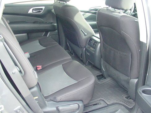 Used 2019 Nissan Pathfinder S image 32