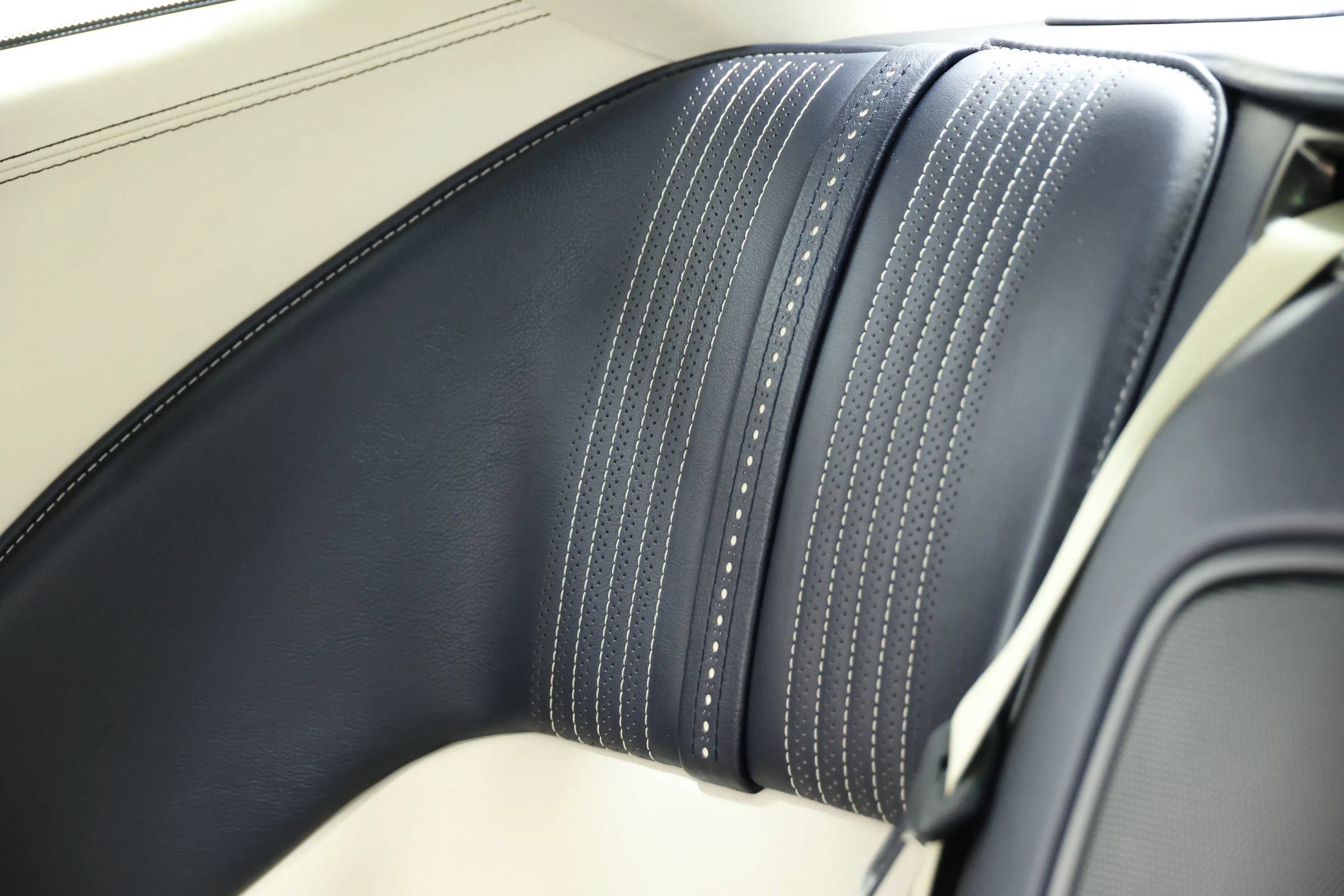 Used 2019 Aston Martin DB11 Coupe RWD image 53