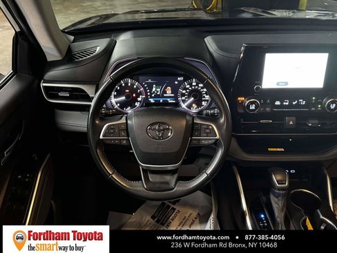 Used 2023 Toyota Highlander XLE AWD/4WD image 14