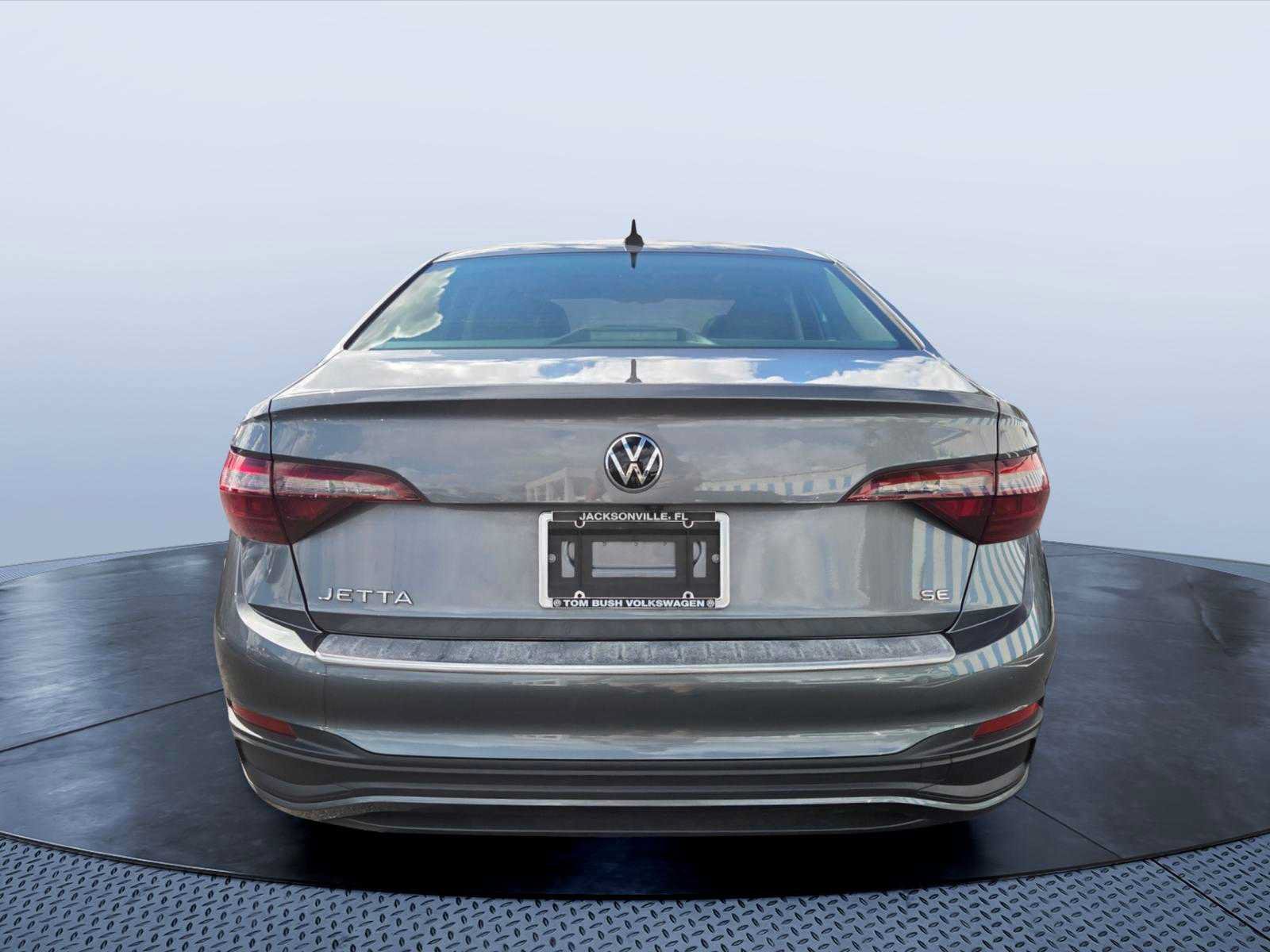 Used 2023 Volkswagen Jetta SE w/ Panoramic Sunroof Package FWD image 5