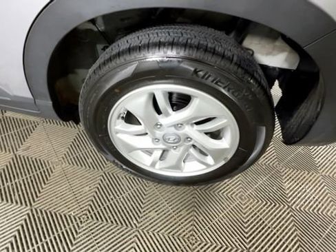 Used 2025 Hyundai Venue SE FWD image 14