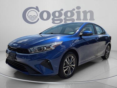 Used 2022 Kia Forte LXS w/ LXS Technology Package FWD image 2
