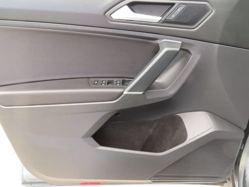 Used 2020 Volkswagen Tiguan SE w/ Panoramic Sunroof Package AWD/4WD image 11