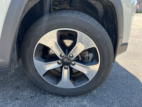 Used 2018 Jeep Compass Latitude w/ Popular Equipment Group AWD/4WD image 5