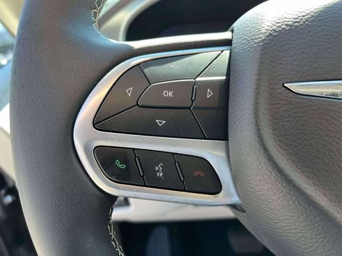 Used 2022 Chrysler Pacifica Touring-L FWD image 18