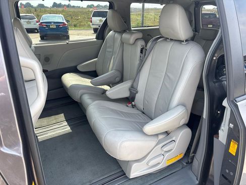 Used 2014 Toyota Sienna XLE w/ XLE Premium Package FWD image 19