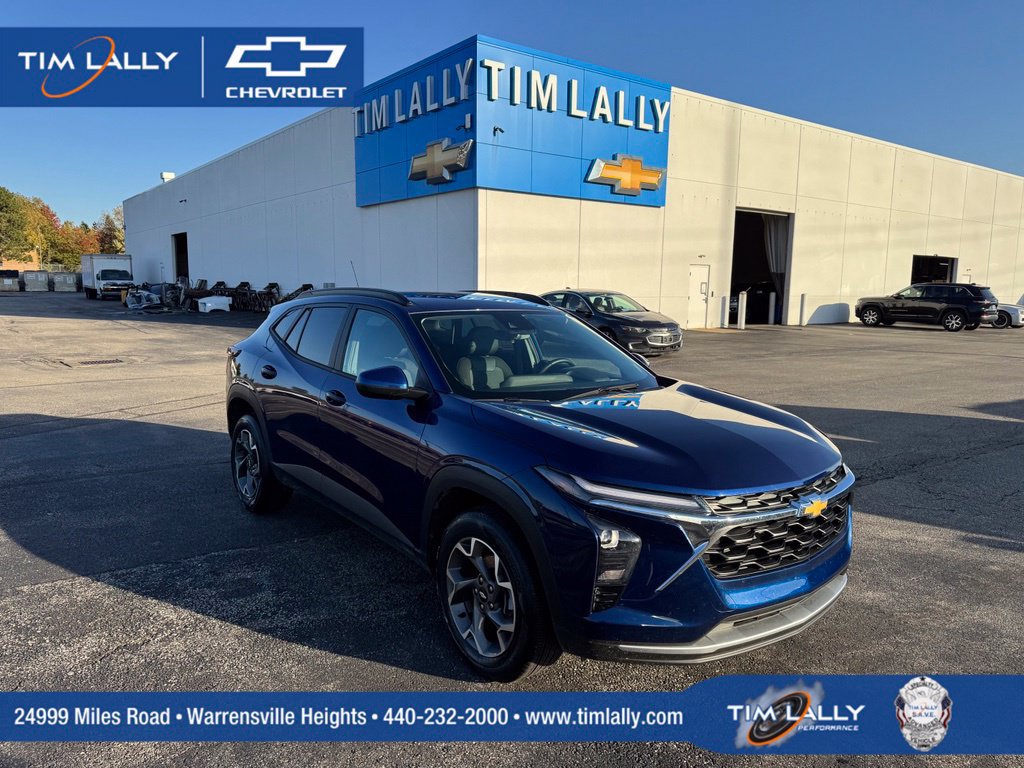 Used 2024 Chevrolet Trax LT w/ Driver Confidence Package FWD image 1