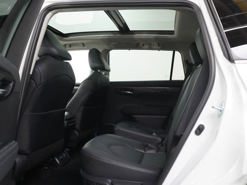 Used 2025 Toyota Highlander Platinum AWD/4WD image 20