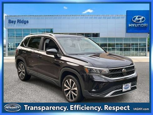Used 2023 Volkswagen Taos SE w/ Panoramic Sunroof Package AWD/4WD image 1